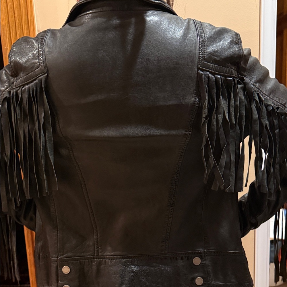 Elegant Black Leather Jacket with Fringe